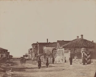 Straßenansicht mit Soldaten
