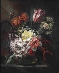 Eine Tulpe, Rosen, Narzissen und andere Blumen in einer Glasvase, ein Schmetterling darüber, alles auf einem teilweise drapierten Tisch
