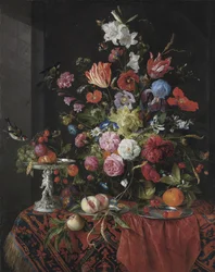 Blumen in einer Glasvase auf einem drapierten Tisch, mit einer silbernen Tazza, Früchten, Insekten und Vögeln