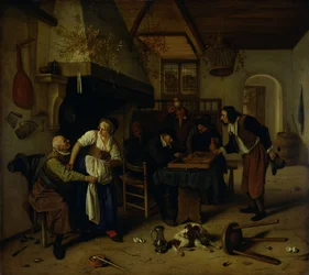 Innenansicht eines Gasthauses mit einem alten Mann, der sich mit der Wirtin amüsiert, und zwei Männern, die Backgammon spielen