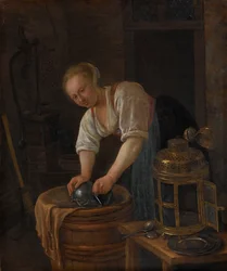 Frau, die Metallwaren scheuert