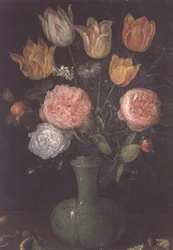 Blumenvase mit Diamanten auf dem Tisch