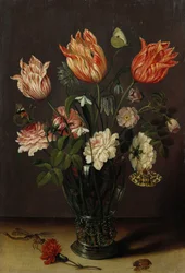 Tulpen mit anderen Blumen in einem Glas auf einem Tisch