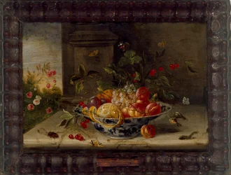 Dekorative Stillleben-Komposition mit einer Porzellanschale, Obst und Insekten, Mitte des 17. Jahrhunderts