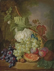 Blumen, Trauben, Pflaumen, Walnüsse und eine Melone auf einem Steinsims