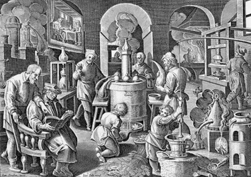 Distillatio.: In igne succus omnium, arte, corporum, Vigens fit unda, limpida und potissima. 16. Jahrhundert Gravur von Jan van der Straet, über die verschiedenen Stufen der Destillation.