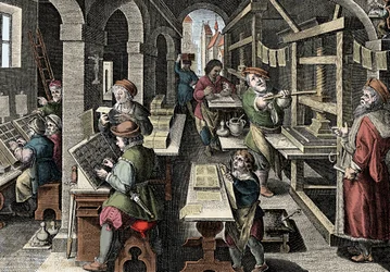 Druckerei, um 1600 - Holland. Druck: Links verwenden die Figuren Lettern; die verschiedenen Phasen der Druckvorbereitung werden von einem Druckmeister überwacht. Stich aus „Nova Reperta“ von Giovanni Stradano (Jan van der Straet) (Johanne)