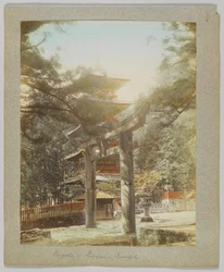 Pagode in Tōshō-gū, Nikko, Japan (handkoloriertes s/w Foto)