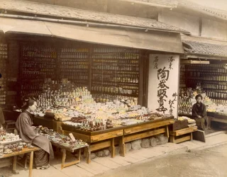 Porzellangeschäfte in Kiyomizu-Zaka, Kyoto, 1890er
