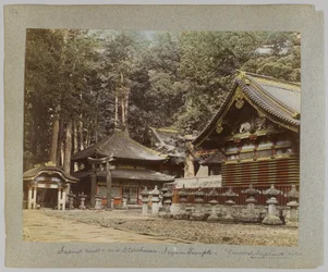 Heiliger Brunnen und Lagerhäuser, Tōshō-gū, Nikko, Japan (handkoloriertes s/w Foto)