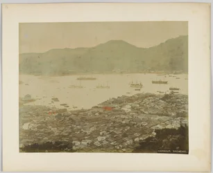 Der Hafen von Nagasaki, Japan (handkoloriertes s/w-Foto)