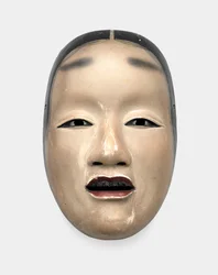 Eine Holzmaske mit Gofun-Grundierung, bemalt mit Sumi für Haare, Augen und Zähne und Rot für die Lippen