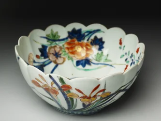 Schale mit gerippten Seiten und gewelltem Rand, ko-Imari-Ware, ca. 1770-20