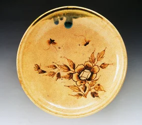 Dekoriertes Emaille-Steinzeugtablett mit zwei Schmetterlingen und Pfingstrose, späte 18. bis frühe 19. Jahrhundert, Seto-Manufaktur, Durchmesser 34 cm, japanische Zivilisation, Edo-Periode