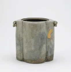 Vierlappiger Wasserkrug für Teezeremonie mit zwei Henkeln, Gifu Präfektur, Edo-Periode, Mitte 17. Jahrhundert