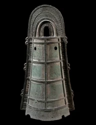 Japanische Kunst: Dotaku (Bronzeglocke). Höhe: 0,8 m. Yayoi-Kultur (300 v. Chr.-300 n. Chr.). Paris, Musée Guimet, Nationalmuseum für asiatische Kunst