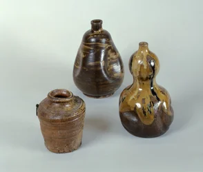 Krug, Sake-Flasche und Keramik-Kürbis