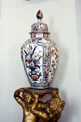 Große japanische Vase mit Deckel aus der Edo-Zeit, Genroku-Ära. 1688-1703. Wohnungen von Maria Brignole-Sale De Ferrari, Herzogin von Galliera (1811-1888), Möbel aus dem Hotel Matignon, ihrer Pariser Residenz. Palazzo Rosso, Genua