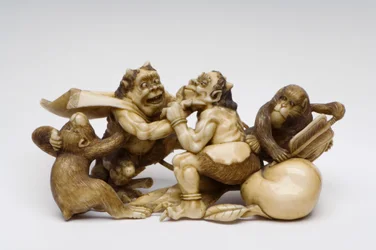 Okimono von zwei kämpfenden Dämonen, beobachtet von zwei Affen