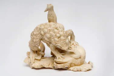 Okimono von zwei Kröten auf einem Lotusblatt