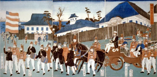 Triptychon zeigt eine Parade von Ausländern in Yokohama, in einer offenen Kutsche und angeführt von einem Mann, der die Sterne und Streifen trägt, und einer Militärkapelle, 1861.