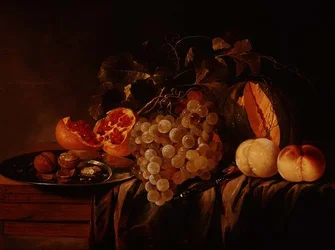 Stillleben mit Melone, Trauben, Granatapfel, Walnüssen auf einem Zinnteller und Pfirsichen