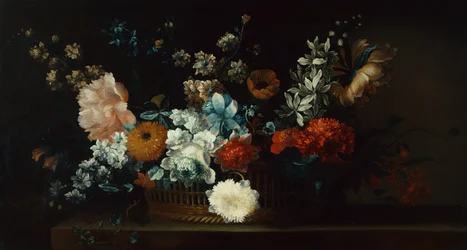 Pfingstrosen, Chrysanthemen und andere Blumen in einem Korb