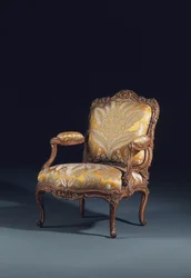 Einer von einem Paar Louis XV Fauteuils a la Reine