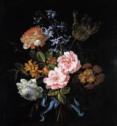 Blumenstrauß aus Mohnanemonen, Rosen, Doppelkampernelle, einer Hyazinthe, einer Tulpe und Aurikel, gebunden mit einem Band