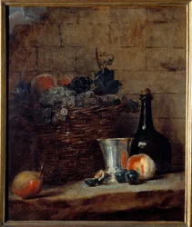 Korb mit weißen und schwarzen Trauben, Silberbecher und Flasche