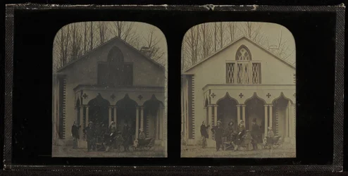 Gruppenporträt von acht Mitgliedern des Kreises von Eynard-Lullin, vor dem Haus (Grandfleur d