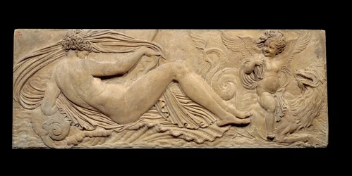 Nymphe und kleiner Genie reiten auf einem Meerespferd; Nymphe und Triton umgeben von zwei kleinen Genies (Steinskulptur)