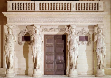 Renaissancearchitektur: der Balkon der Karyatiden. Steinskulptur, 16. Jahrhundert, Paris, Louvre
