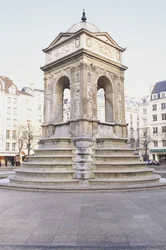 Frankreich, Paris, Fontaine des Innocents, steinerner Brunnen mit Stufen