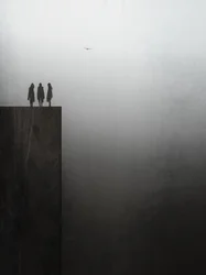 Drei Silhouetten Nebeliger Horizont