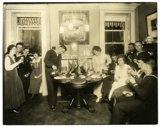 Alice Foote MacDougal unterhält eine Gruppe von Seeleuten in ihrer kleinen Wohnung im Alten Krieg, Greenwich Village, New York, USA