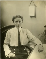 Dr. Josephine Baker, Leiterin der Abteilung für Kinderhygiene des Gesundheitsamtes von New York, überwacht die Gesundheit von mehr Kindern als jede andere Frau der Welt