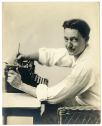Henry Oyen an der Schreibmaschine, um 1905-21