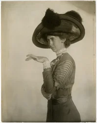 Profil eines gefiederten Hutes, ca. 1905-18