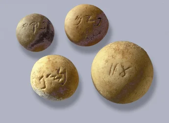 Gewichte, beschriftet mit ihrem Gewicht in Schekel, aus Jerusalem