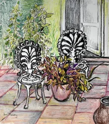 Stühle auf der Terrasse, mit Töpfen