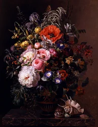 Mohnblumen, Pfingstrosen, Rosen und Kapuzinerkresse in einer griechischen Vase