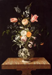 Vase mit Relief und Blumen auf einem Marmortisch