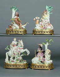 Vier Meißner Gruppen, die die vier Kontinente darstellen, montiert mit Louis XVI Ormolu, modelliert von Johann Joachim Kandler, Mitte des 18. Jahrhunderts