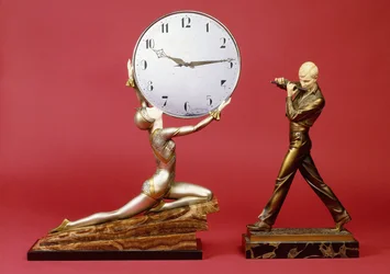 Kniendes Mädchen mit Uhr und ein Flötenspieler