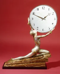 Kniendes Mädchen mit einer Uhr