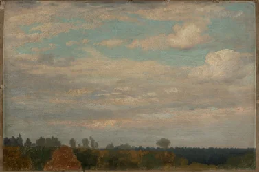 Wolken über herbstlichem Wald