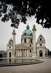 Ansicht der Karlskirche oder Kirche des Heiligen Karl Borromäus, begonnen vom Architekten Johann Bernhard Fischer von Erlach (1656-1723) und vollendet von seinem Sohn Joseph Emanuel. Wien, Österreich