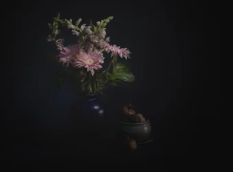 Dunkles Blumenstillleben