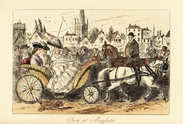 Englische Dame im Reifrockkleid mit Sonnenschirm fährt in einem von Ponys gezogenen Korbwagen durch die belebten Straßen einer kleinen Stadt